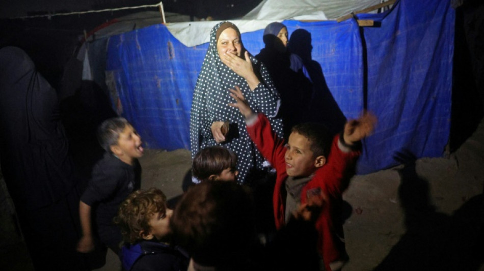 Milhares de palestinos comemoram em Gaza o an&uacute;ncio de tr&eacute;gua com Israel