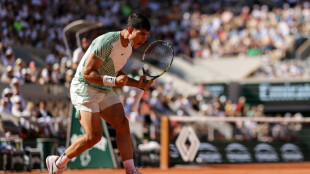 Alcaraz doma el viento en Par&iacute;s y avanza junto a Djokovic y Sabalenka