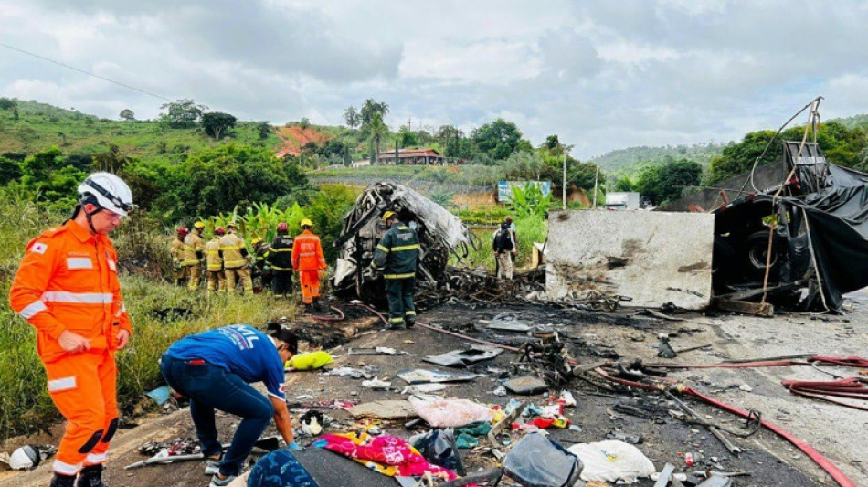 Acidente com &ocirc;nibus deixa mais de 30 mortos em Minas Gerais