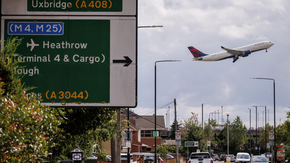 Cyberattacchi ad aeroporti europei, un uomo arrestato in Gb