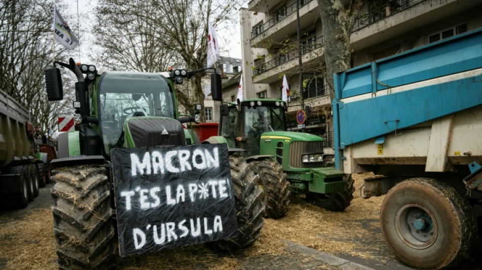 Des agriculteurs en col&egrave;re bloquent le centre de Dijon