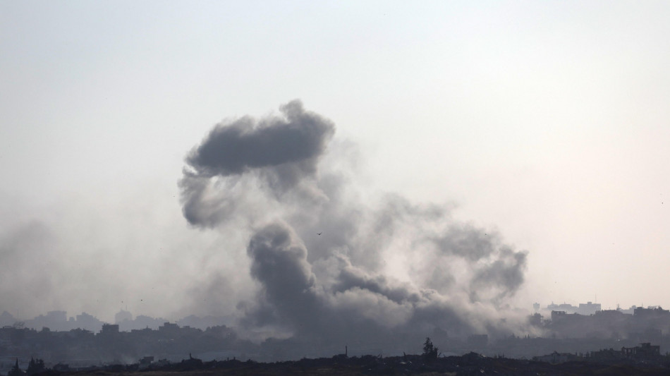 Gaza, media: 16 morti in raid di Israele sul centro della citt&agrave;