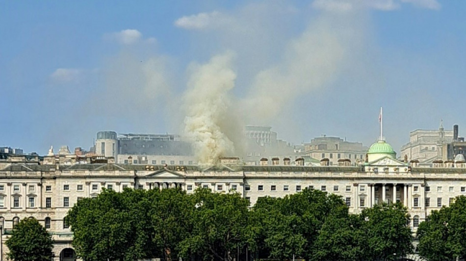 Bombeiros combatem inc&ecirc;ndio em edif&iacute;cio hist&oacute;rico em Londres