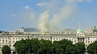 Bombeiros combatem inc&ecirc;ndio em edif&iacute;cio hist&oacute;rico em Londres