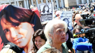 Papa 'quebra tabu' e ora por adolescente desaparecida h&aacute; quatro d&eacute;cadas