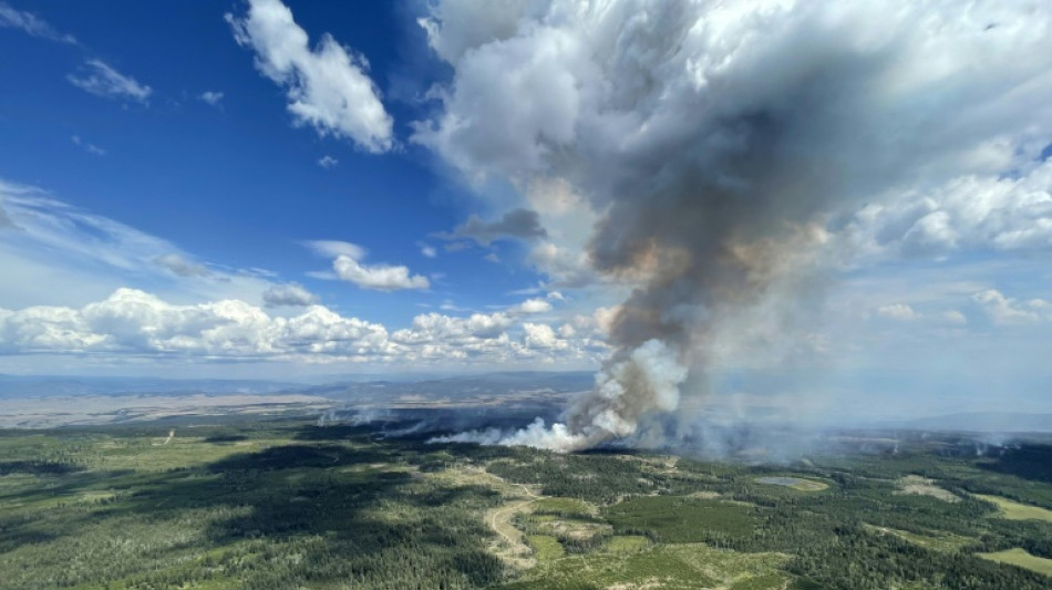 Evacuation de la plus grande ville du Nord canadien en raison des feux de for&ecirc;t