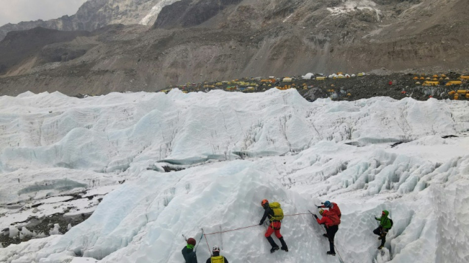 Suspendida la b&uacute;squeda de tres alpinistas desaparecidos en el Everest