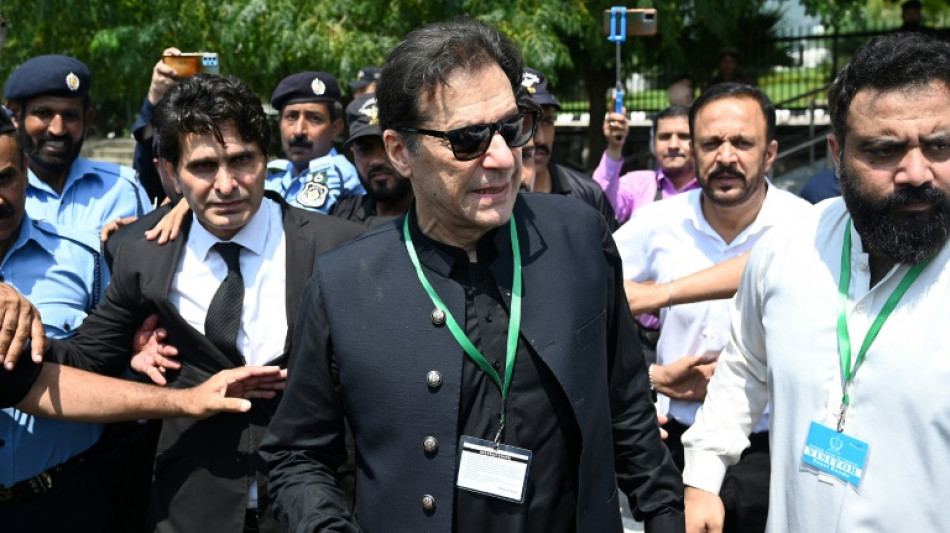 Pakistans Ex-Premier Khan zu drei Jahren Gef&auml;ngnis verurteilt und verhaftet