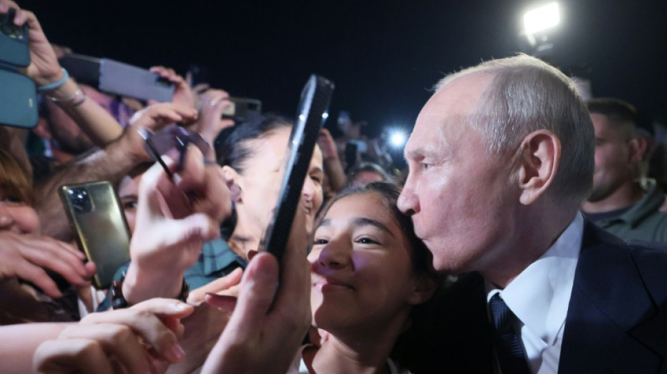 Aufnahmen zeigen Putin in einer jubelnden Menschenmenge