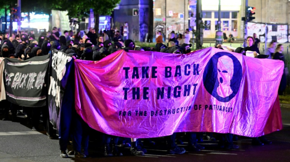 N&auml;chtliche Versammlungen in Berlin "&uuml;berwiegend st&ouml;rungsfrei" - 16 Amazon-Transporter brennen