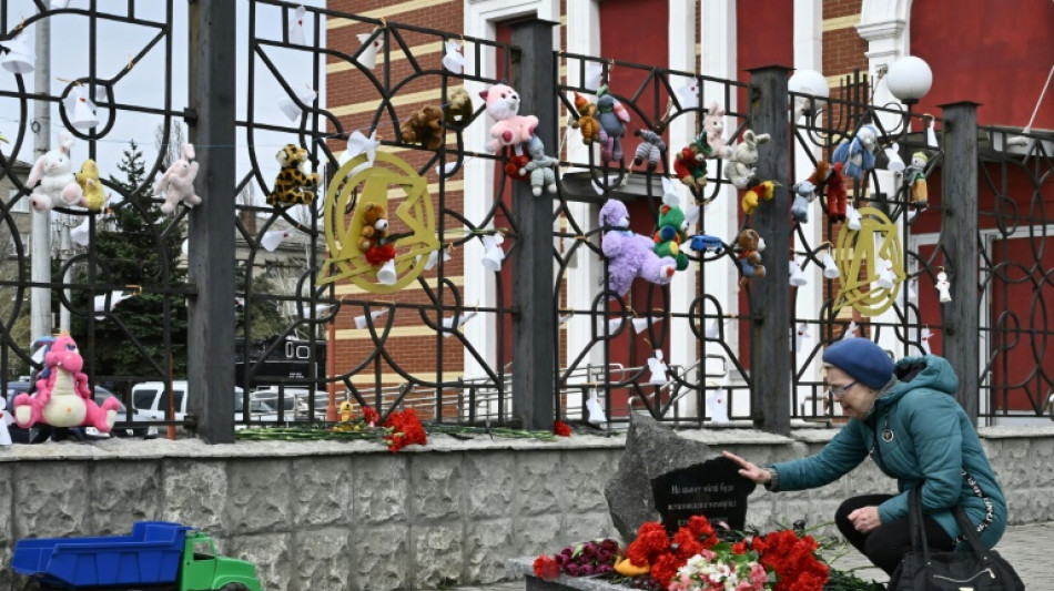 Les Ukrainiens comm&eacute;morent le bombardement de la gare de Kramatorsk