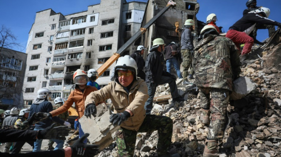 Nouvelles sanctions occidentales contre la Russie, l'Ukraine poursuit les &eacute;vacuations de civils dans l'est