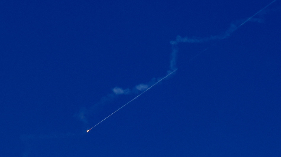 Sirene in Israele per missili Iran, esplosioni a Tel Aviv