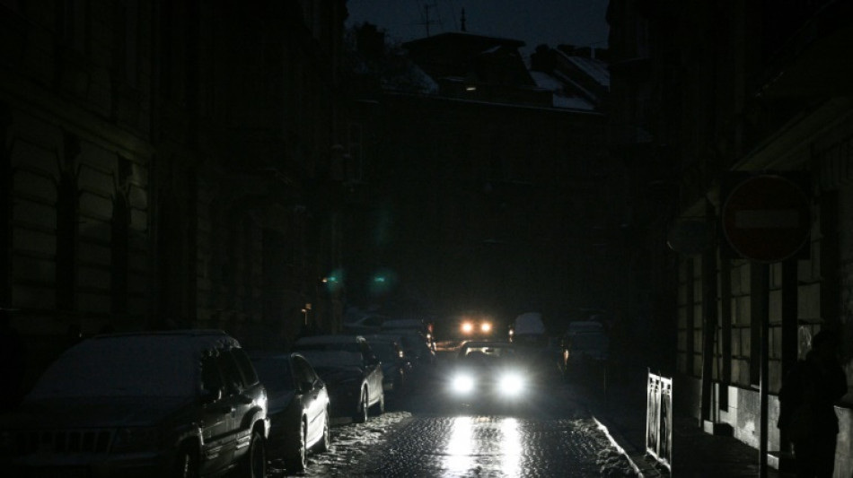 Kiev s'efforce de r&eacute;tablir le courant de millions d'Ukrainiens plong&eacute;s dans le noir