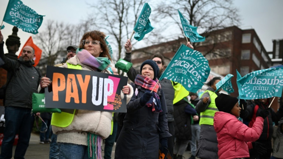 Royaume-Uni: des milliers d'enseignants dans la rue lors d'une journ&eacute;e de gr&egrave;ves massives