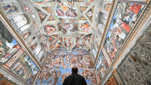 Une foule fervente continue d'honorer la m&eacute;moire du pape Fran&ccedil;ois