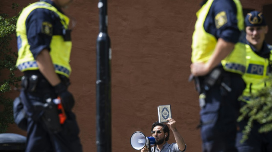 Homem queima Alcor&atilde;o em frente a mesquita em Estocolmo