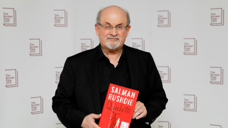 Berichte: Autor Salman Rushdie auf B&uuml;hne im US-Bundesstaat New York attackiert