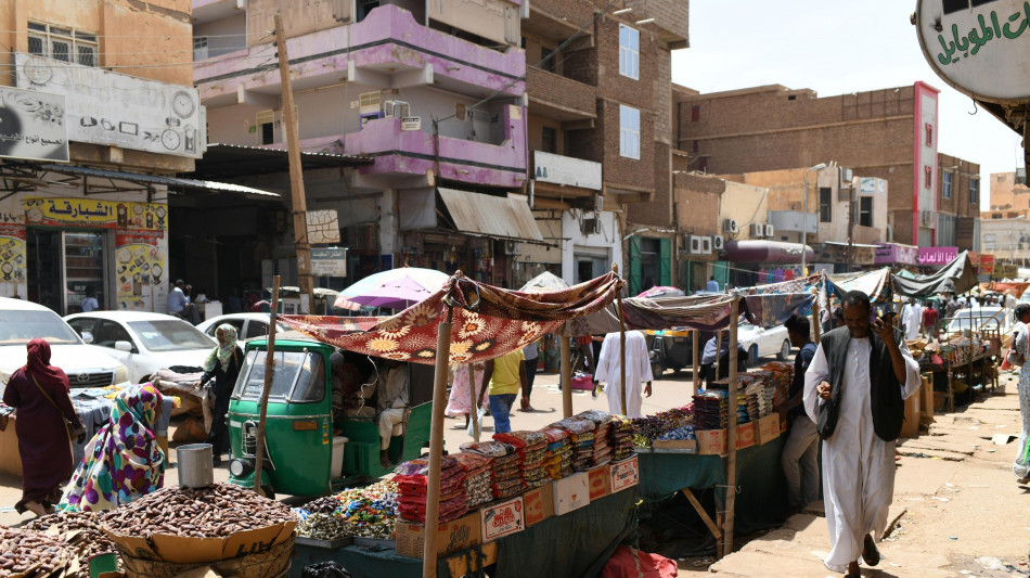 Esercito Sudan colpisce mercato, 'uccisi centinaia civili'