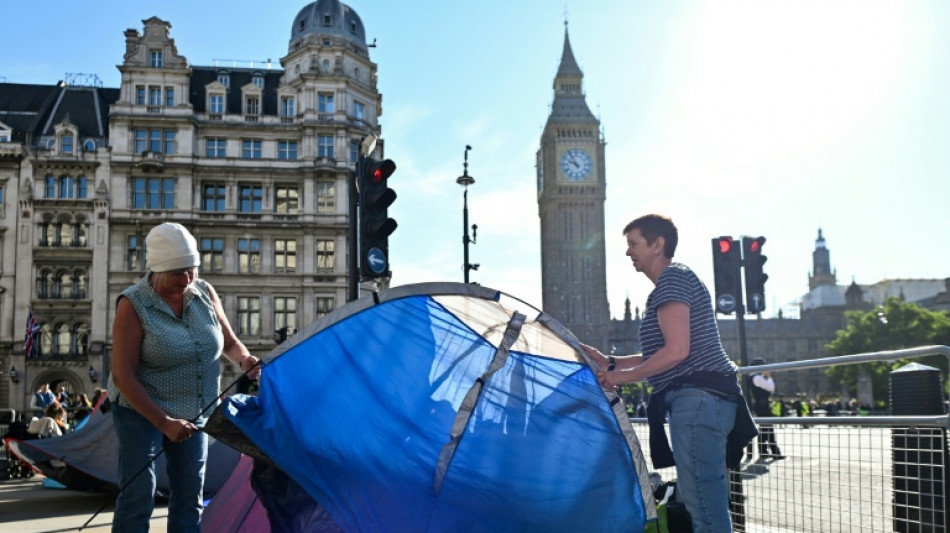 Dos d&iacute;as antes del funeral de Isabel II, la carrera por asegurarse un buen lugar