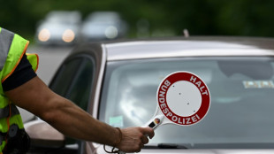 Polizei in Schleswig-Holstein stoppt Auto mit zw&ouml;lf Erwachsenen und Kindern