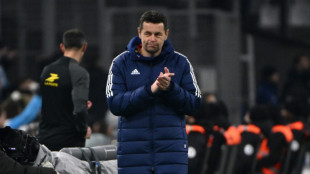 Pierre Sage, t&eacute;cnico interino do Lyon, seguir&aacute; at&eacute; a pausa de fim de ano