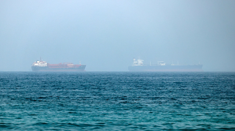 Missile colpisce nave emiratina nello Stretto di Hormuz, 'nessun ferito'