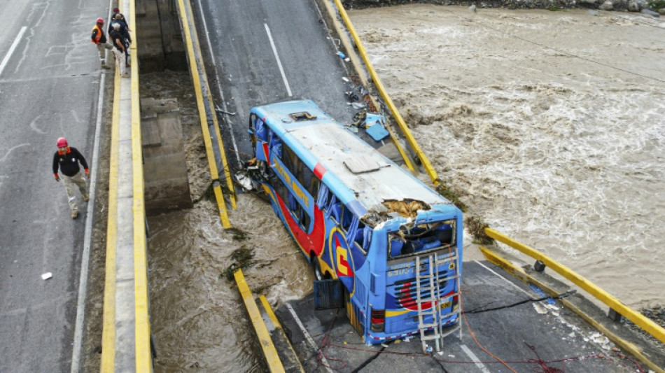 Dos muertos y m&aacute;s de 40 heridos tras colapsar un puente con un bus de pasajeros en Per&uacute;