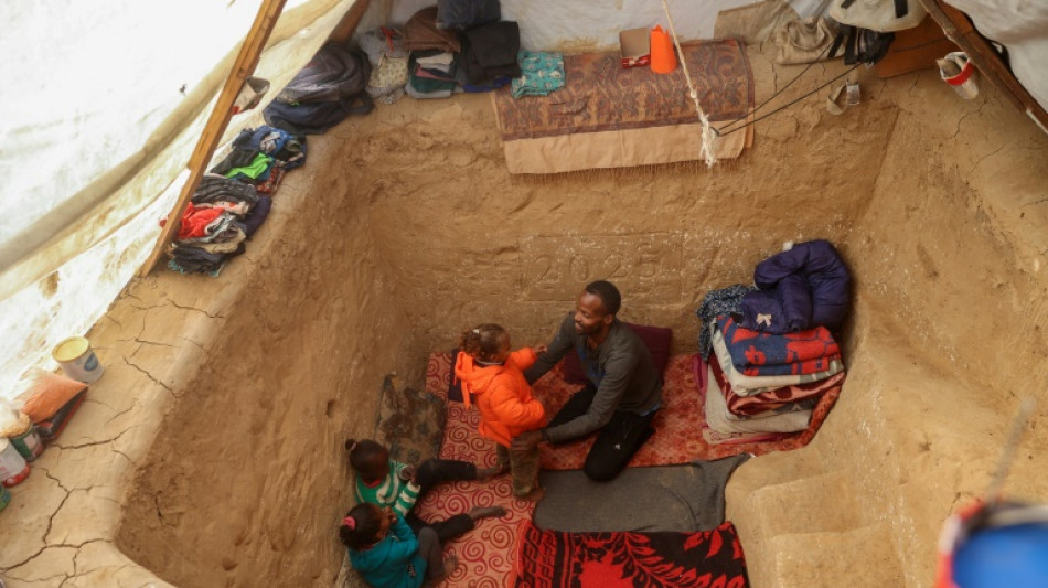 Gazat&iacute;es excavan refugios en el suelo para protegerse del fr&iacute;o y la guerra