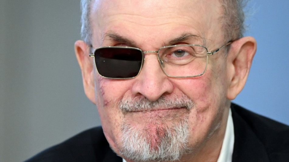 Come&ccedil;am as alega&ccedil;&otilde;es no julgamento do agressor do escritor Salman Rushdie