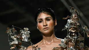 La cantante Estrella Morente le pone sabor flamenco al desfile de Juana Mart&iacute;n en Par&iacute;s