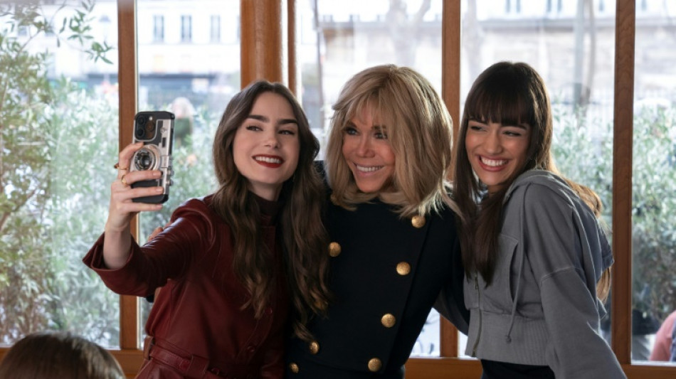 Emmanuel Macron demande &agrave; "Emily" de rester &agrave; Paris 