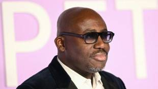 En Une du Vogue britannique, 40 c&eacute;l&eacute;brit&eacute;s, pour le d&eacute;part de son r&eacute;dacteur en chef