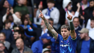 Chelsea vence o campe&atilde;o Liverpool (3-1) e segue na zona da Champions