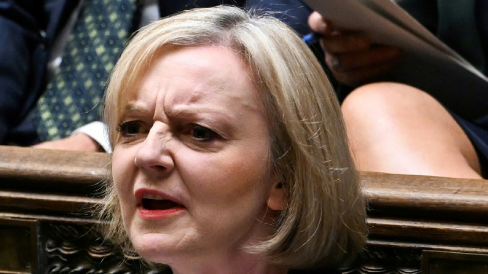 Primera ministra brit&aacute;nica se aferra al cargo pese a llamados de renuncia