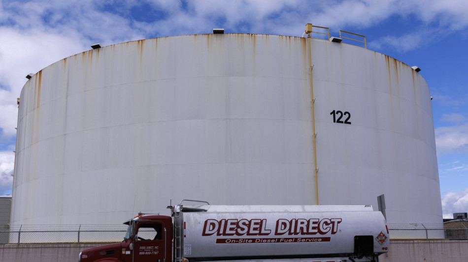 Eni, il prezzo del petrolio &egrave; calato del 18% nel 2023