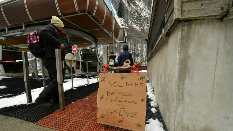 Gr&egrave;ve contre les retraites: journ&eacute;e blanche pour les skieurs de Gourette