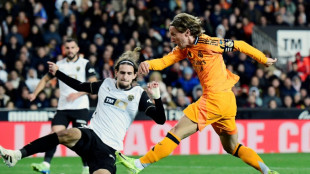 Espagne: le Real Madrid, r&eacute;duit &agrave; dix, gagne &agrave; Valence (2-1) et prend la t&ecirc;te de la Liga