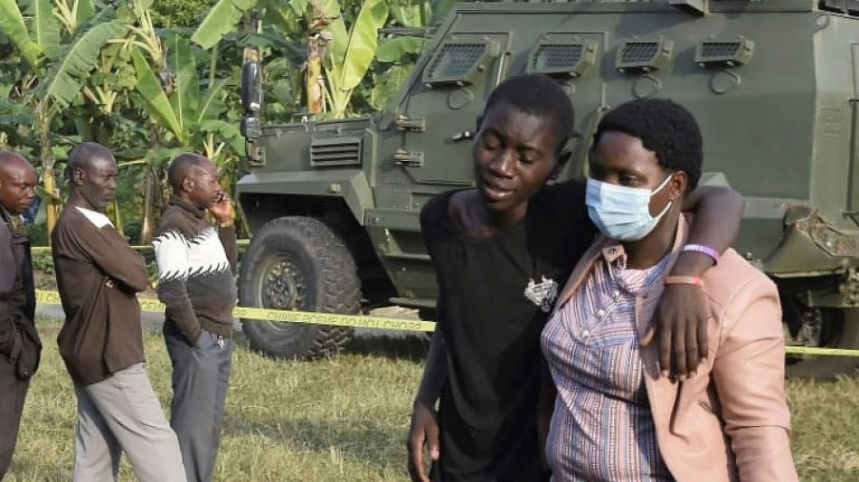 Familiares buscam not&iacute;cias de entes queridos ap&oacute;s massacre em escola em Uganda