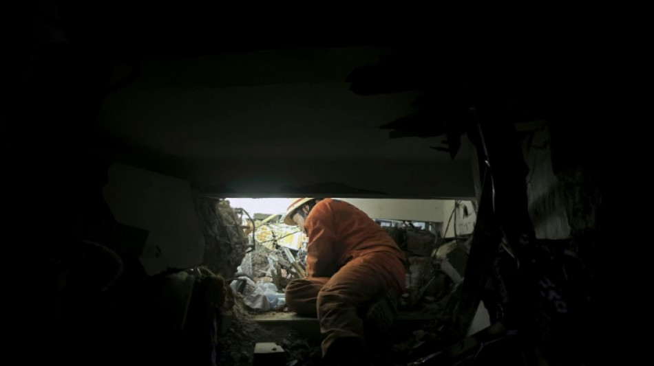 Feuerwehr: Frau in Myanmar gut 90 Stunden nach Erdbeben aus Tr&uuml;mmern gerettet