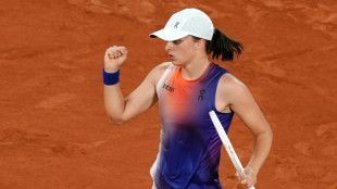 Roland-Garros: Swiatek bat Osaka au 2e tour apr&egrave;s avoir sauv&eacute; une balle de match