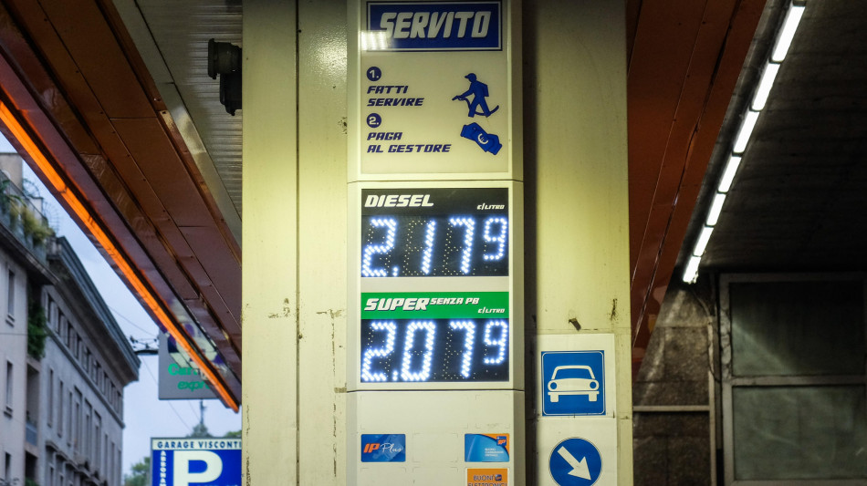 Codacons, 'escalation senza sosta della benzina, servono misure urgenti'