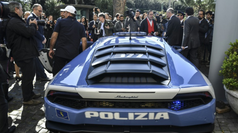 La polic&iacute;a italiana atraviesa el pa&iacute;s en Lamborghini para entregar dos ri&ntilde;ones