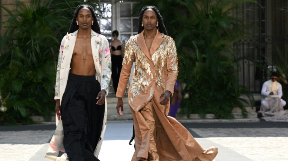 A alta-costura abre seus bra&ccedil;os aos homens em Paris