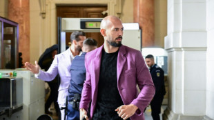 Umstrittener Influencer Andrew Tate verl&auml;sst trotz Missbrauchsvorw&uuml;rfen Rum&auml;nien