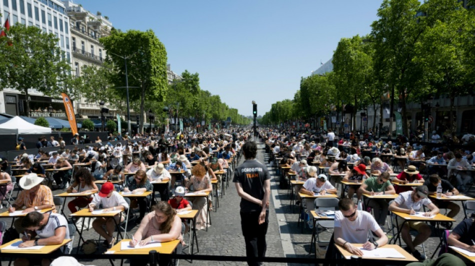 La grande dict&eacute;e : les Champs-Elys&eacute;es transform&eacute;s en salle de classe