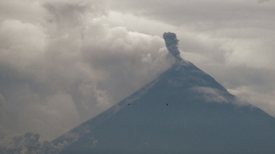 Casi 800 evacuados por la erupci&oacute;n del volc&aacute;n de Fuego en Guatemala