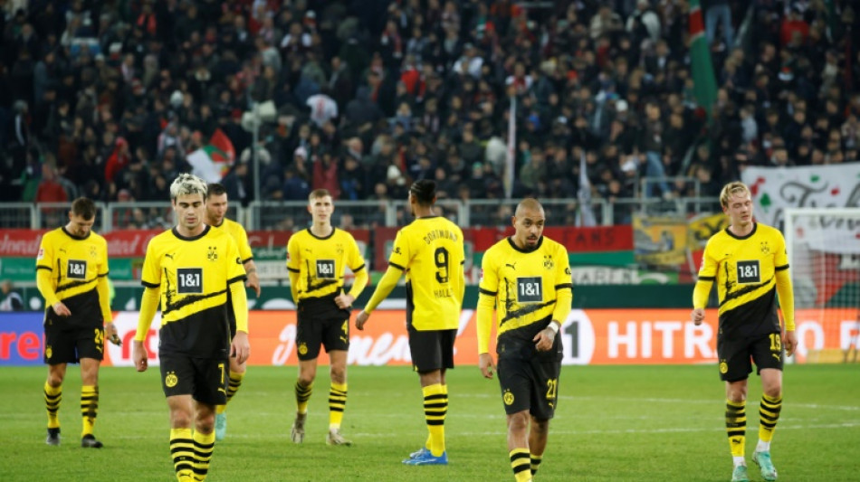 Dortmund trope&ccedil;a mais uma vez e empata com Augsburg no Campeonato Alem&atilde;o