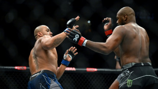 MMA: le Fran&ccedil;ais Ciryl Gane battu par l'Am&eacute;ricain Jon Jones, sacr&eacute; champion UFC&nbsp;des lourds