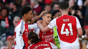 Foot: Arsenal fait craquer Leicester 4-2 in extremis et recolle &agrave; Manchester City